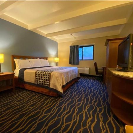 Economy Inn North Randall Экстерьер фото