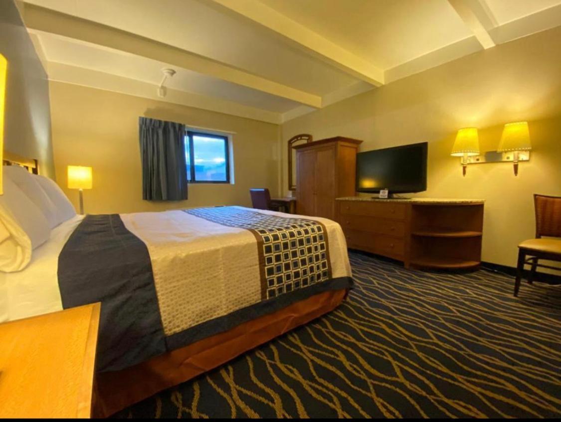 Economy Inn North Randall Экстерьер фото