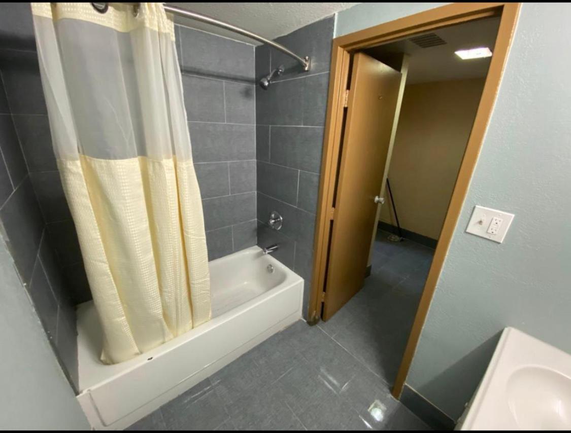 Economy Inn North Randall Экстерьер фото