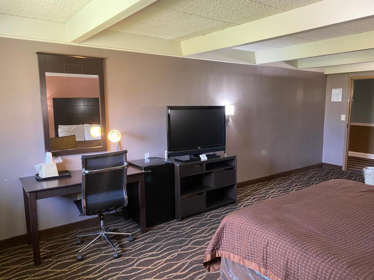 Economy Inn North Randall Экстерьер фото