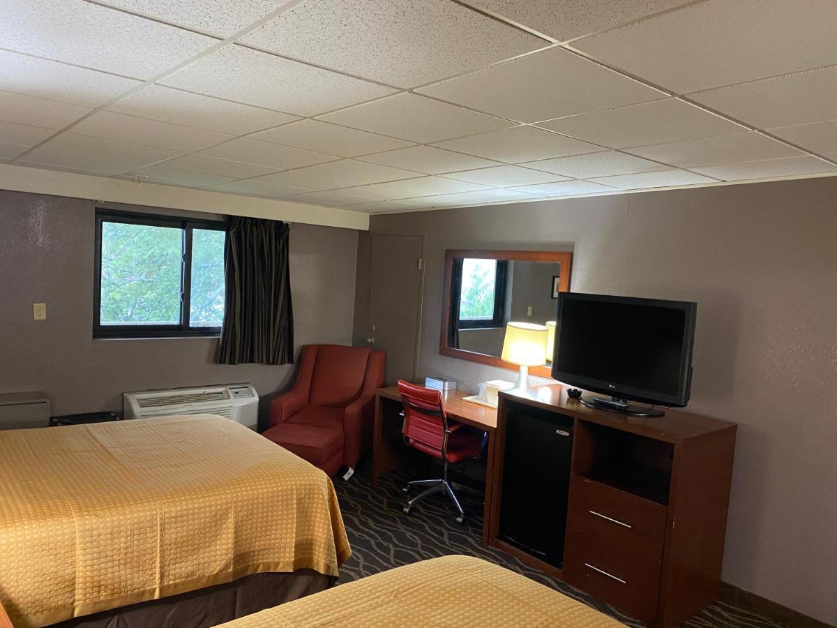Economy Inn North Randall Экстерьер фото