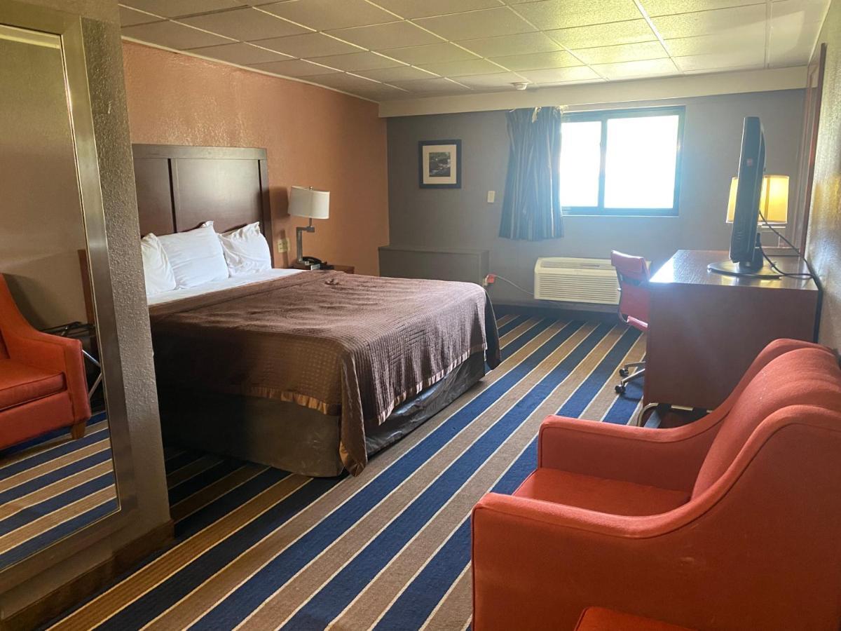Economy Inn North Randall Экстерьер фото
