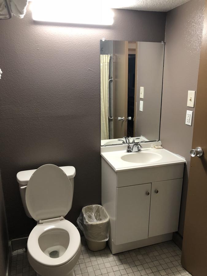 Economy Inn North Randall Экстерьер фото