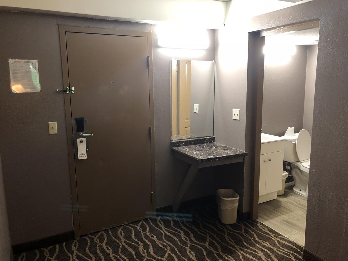 Economy Inn North Randall Экстерьер фото