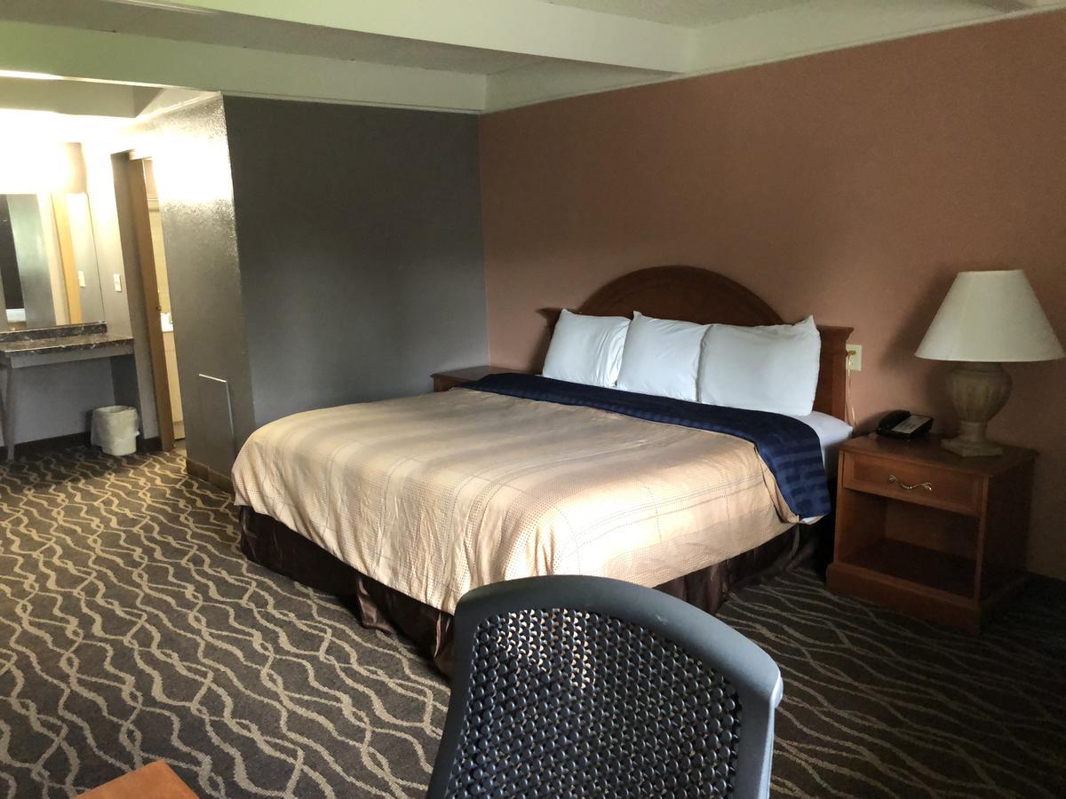 Economy Inn North Randall Экстерьер фото
