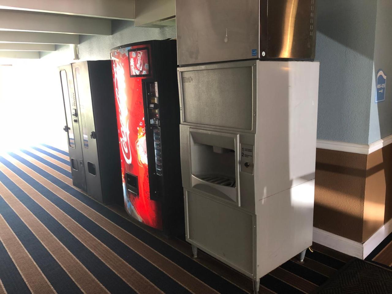 Economy Inn North Randall Экстерьер фото