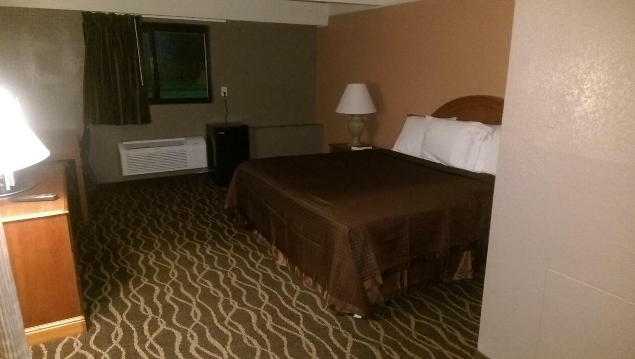 Economy Inn North Randall Экстерьер фото